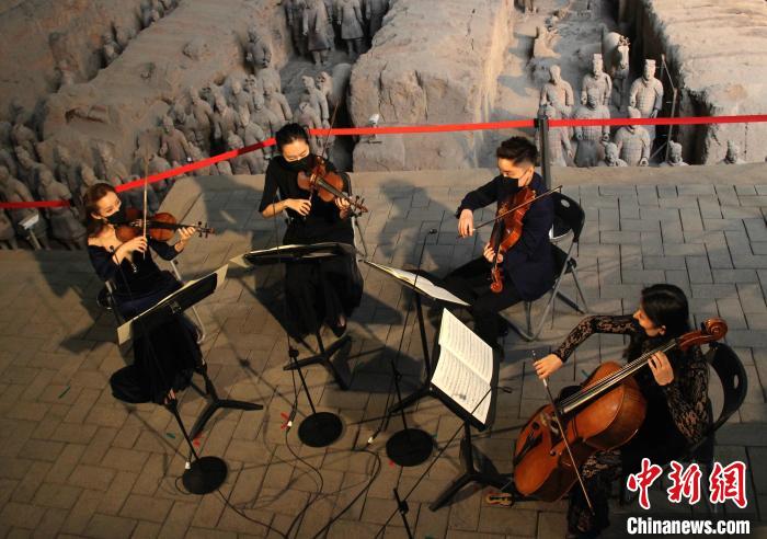 图为西安交响乐团的演奏家们在秦始皇兵马俑一号坑前进行彩排。　张一辰 摄