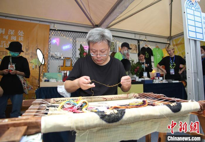 “建筑可阅读”文创市集上的手工艺大师正在现场刺绣 范筱明 摄