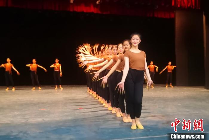 图为2019年9月，兰州文理学院学生排练敦煌舞。(资料图) 李亚龙 摄