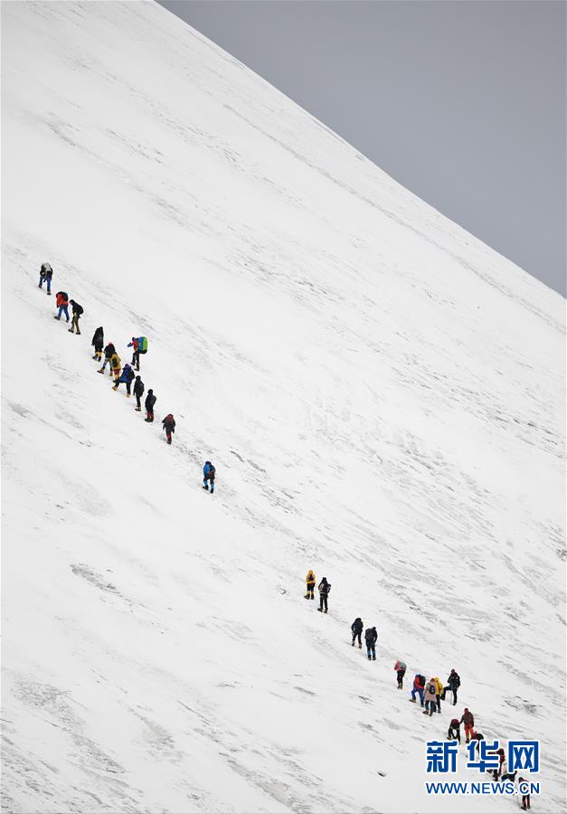 （体育）（5）80余人登顶洛堆峰 第十八届“第三极”中国西藏登山大会落幕
