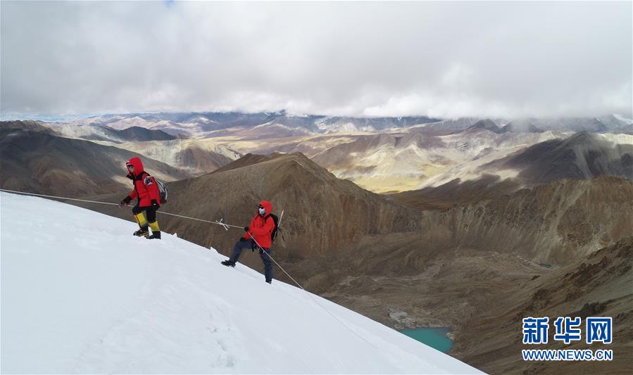 （体育）（4）80余人登顶洛堆峰 第十八届“第三极”中国西藏登山大会落幕