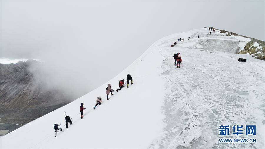 （体育）（1）80余人登顶洛堆峰 第十八届“第三极”中国西藏登山大会落幕