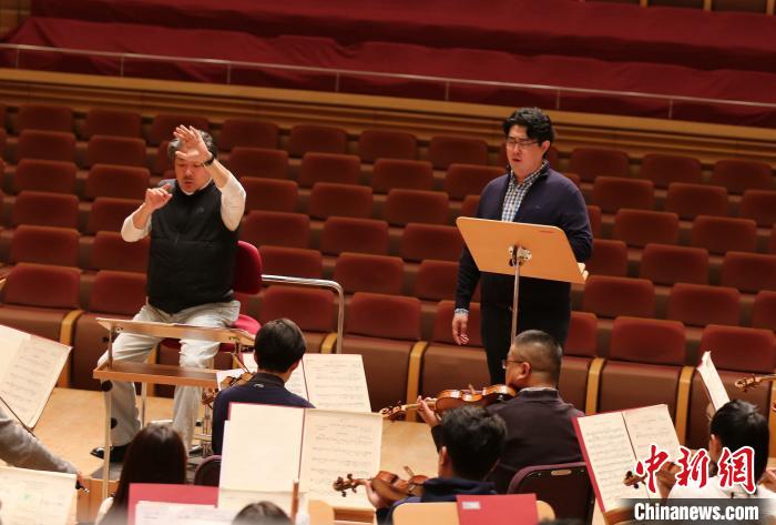 “余隆演绎丁善德和马勒”音乐会排练照。　上海交响乐团 供图 摄