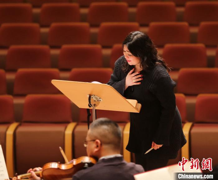 “余隆演绎丁善德和马勒”音乐会排练照。　上海交响乐团 供图 摄