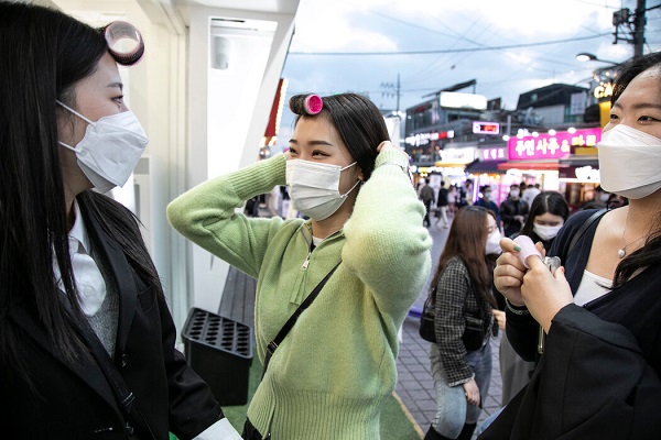 美媒：韩国潮女头戴卷发器上街 被视为突破传统观念标志