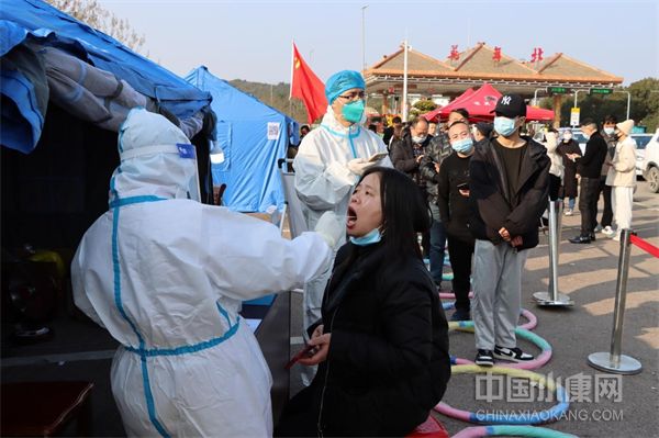 江西省万年县万年北高速疫情防控检查站成立查验组，对进入万年人员进行检测。