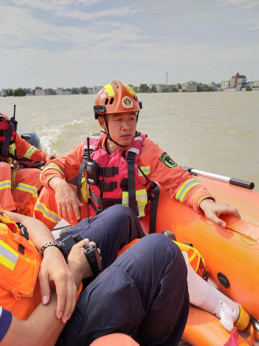 2020年7月，曾杰毅（右）乘坐舟艇从九江赶往上饶市鄱阳县，对因堤坝决口造成淹没的村庄进行人员搜救。