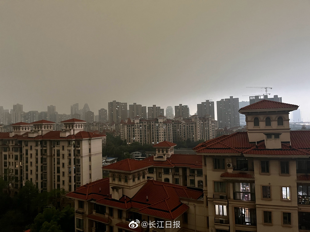 武汉大暴雨白天变黑夜 画面有点吓人！气象台连发4次预警信号