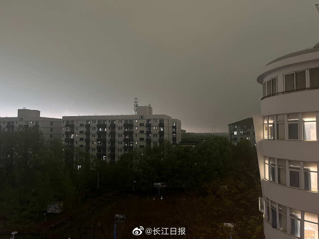 中國新聞快報：罕見暴雨襲武漢 大白天秒變黑夜 - 新唐人亞太電視台