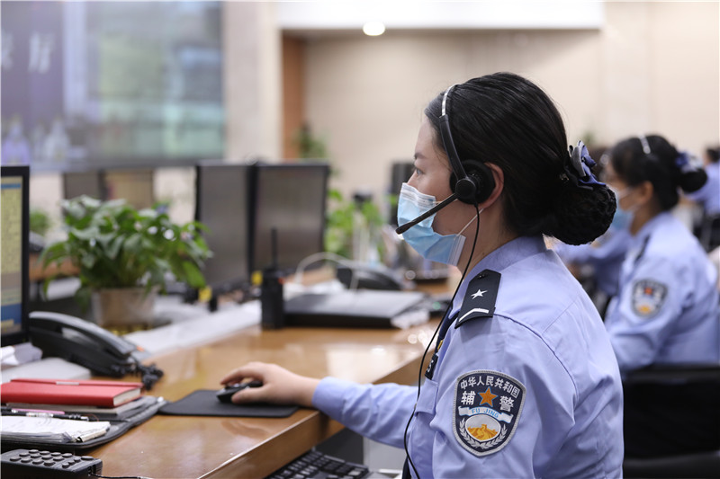 襄阳市公安局指挥中心110报警服务台接警员正在接线  拍摄者：司世伟