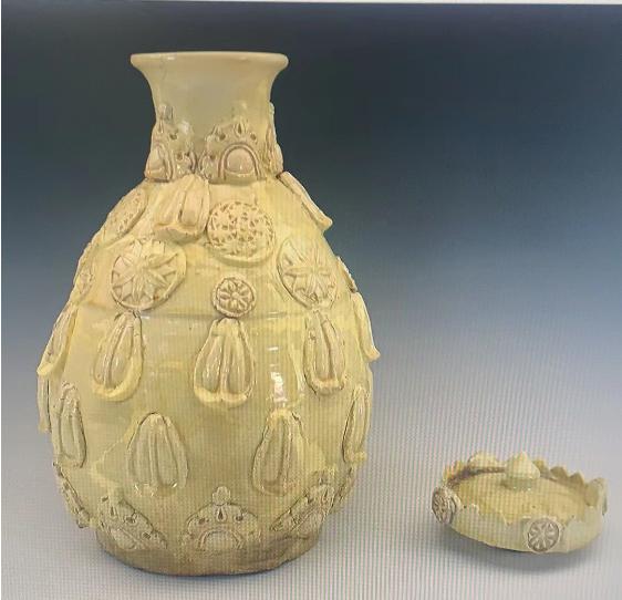 　　经李小波修复的北齐时期的黄釉尊。(图片由受访者提供)