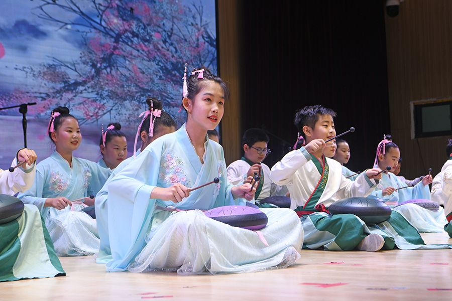 学生在“六一”活动中表演传统器乐。陈彬摄