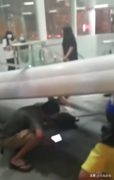 长沙地铁回应卷闸门砸伤乘客 画面显示有路人曾试图去叫起受伤乘客但无反应