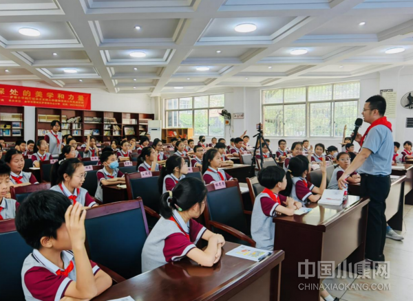 浙江金华：罗埠小学举办“平凡之路 携手共赴”作家进校园活动