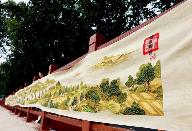 张德霞绣的《清明上河图》。卞林敏供图